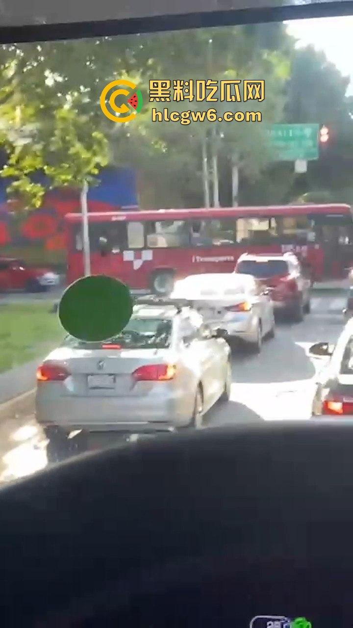 为五星好评司机的也是拼了！一边专心开车 一边还要帮女乘客抠不顾交警罚单 。车里淫水直流-8