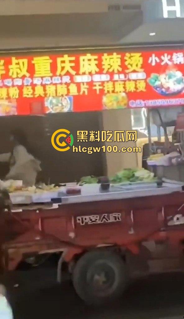 福建南平惊险一男子在夜宵摊用刀具不停地捅刺一女生，大老爷们怎么下得去手的。-2