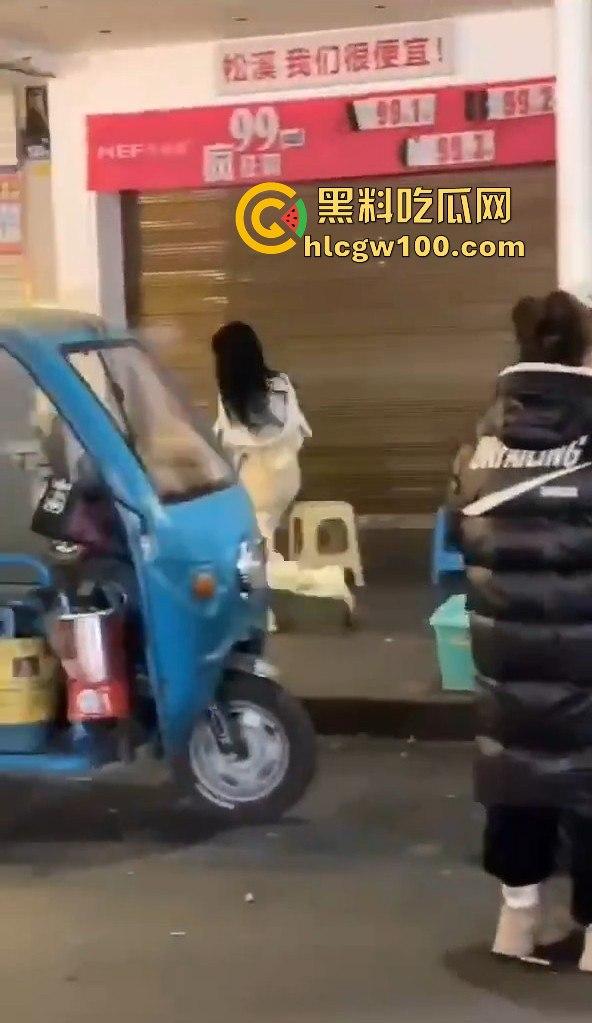 福建南平惊险一男子在夜宵摊用刀具不停地捅刺一女生，大老爷们怎么下得去手的。-5