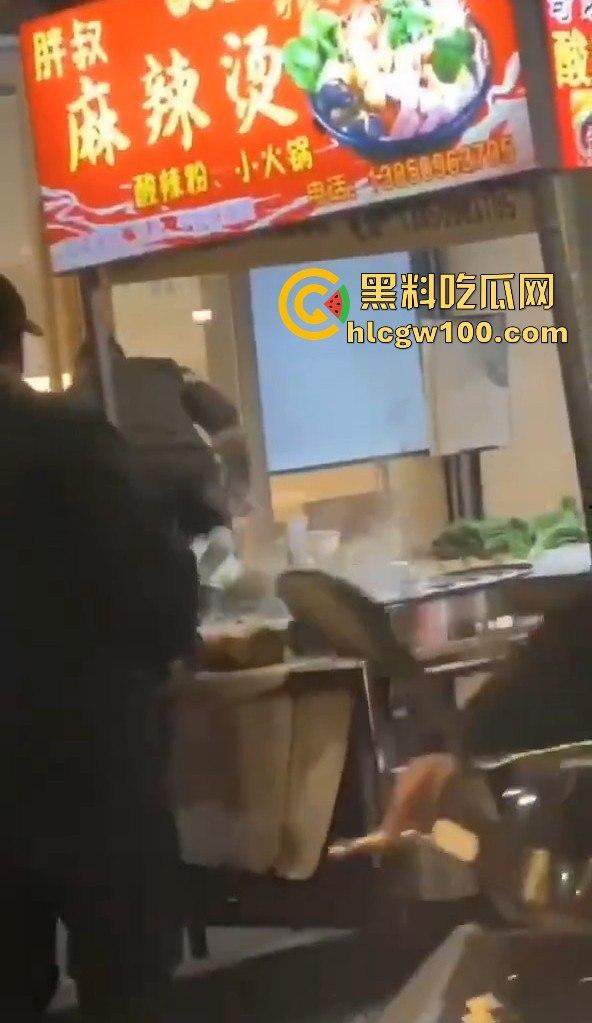 福建南平惊险一男子在夜宵摊用刀具不停地捅刺一女生，大老爷们怎么下得去手的。-7