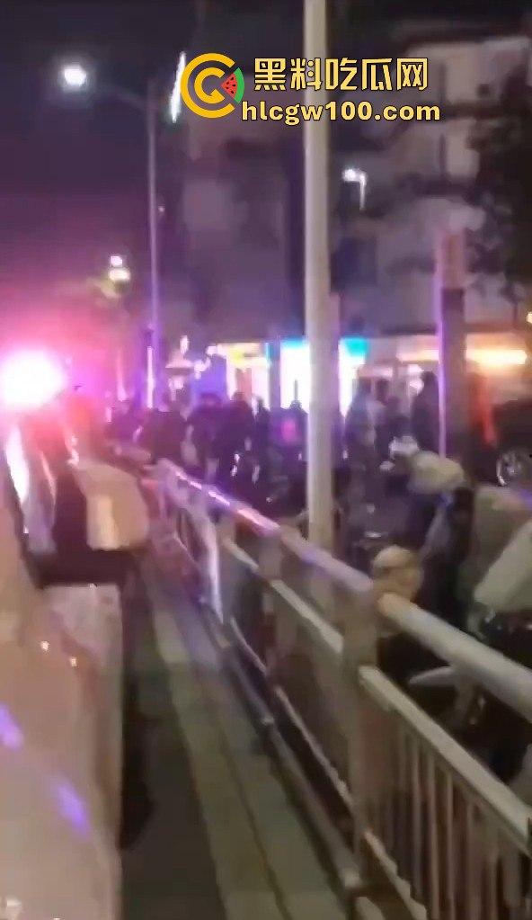 福建南平惊险一男子在夜宵摊用刀具不停地捅刺一女生，大老爷们怎么下得去手的。-10