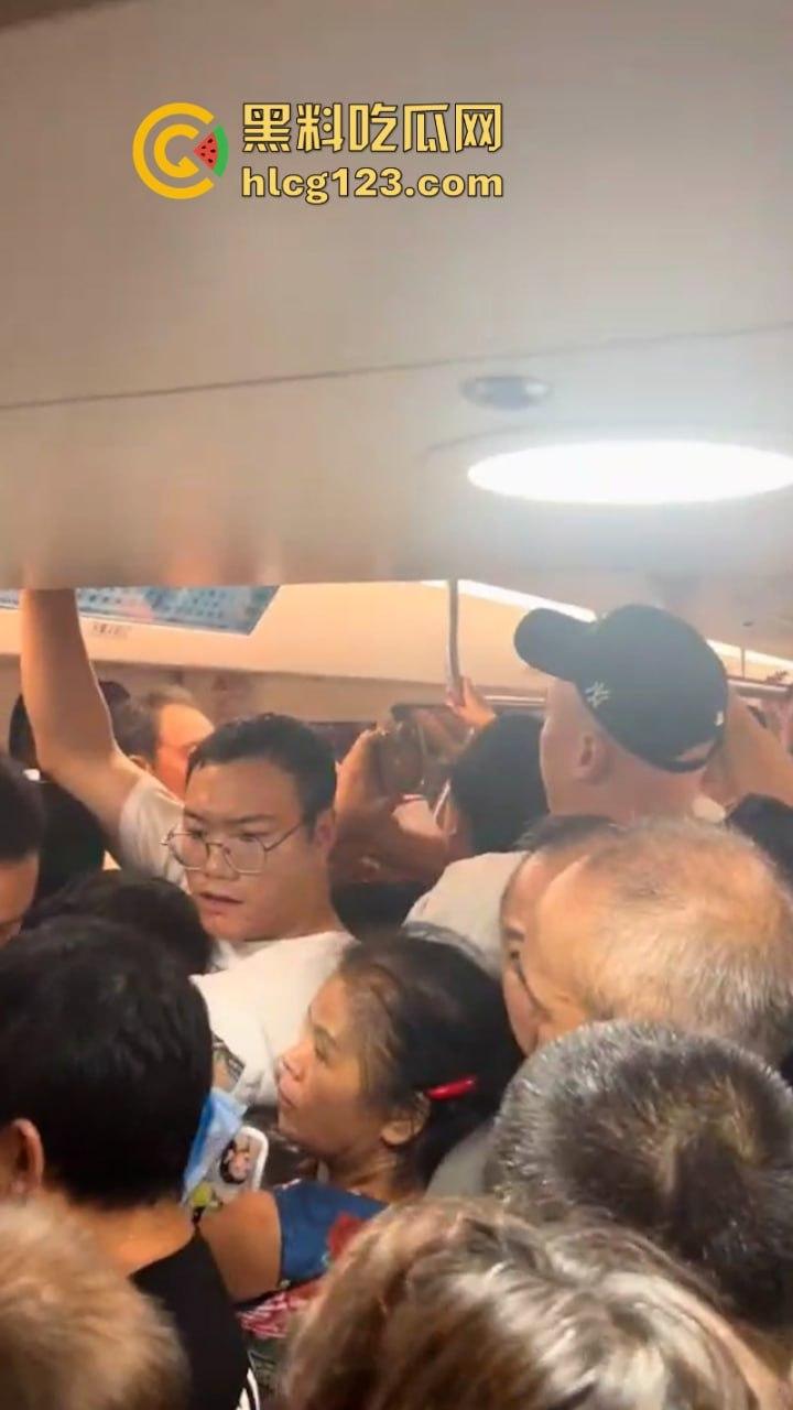 城市打拳挑战赛武汉烟花秀哪有打架好看！“一场烟花秀展现出中国人的百态”-1