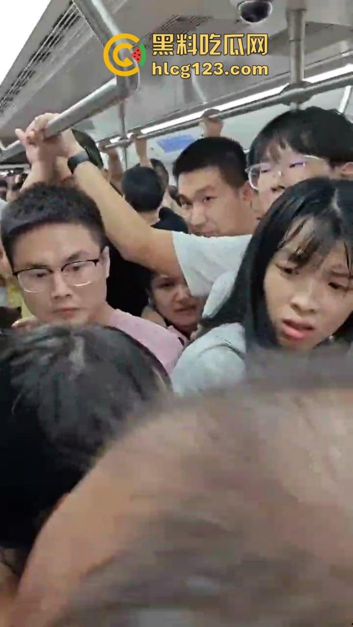 城市打拳挑战赛武汉烟花秀哪有打架好看！“一场烟花秀展现出中国人的百态”-5