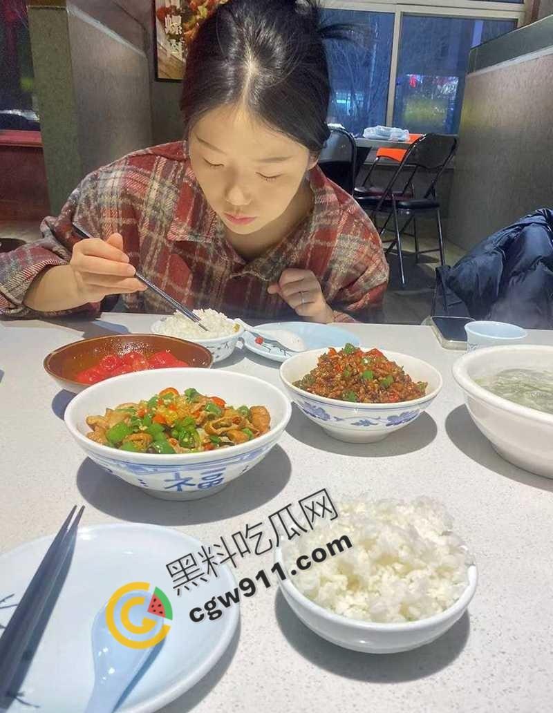 杭州00后小仙女【张倩文】私拍泄密流出，童颜巨乳大水逼，穿开档黑丝翘臀挨操，极品淫娃-1