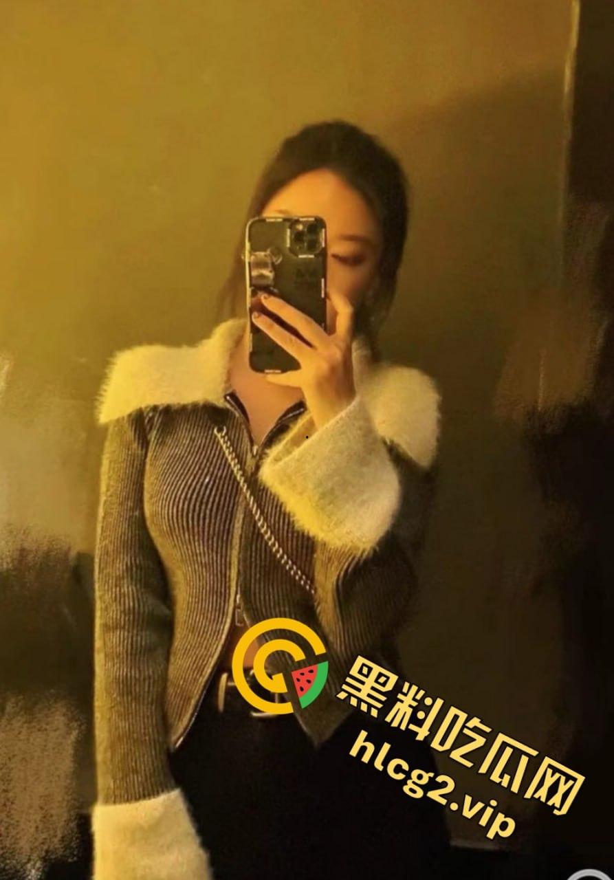 抖音19岁女主播『Candy』与榜一大哥1v1裸聊自慰视频曝光!揉搓美乳小穴!-2