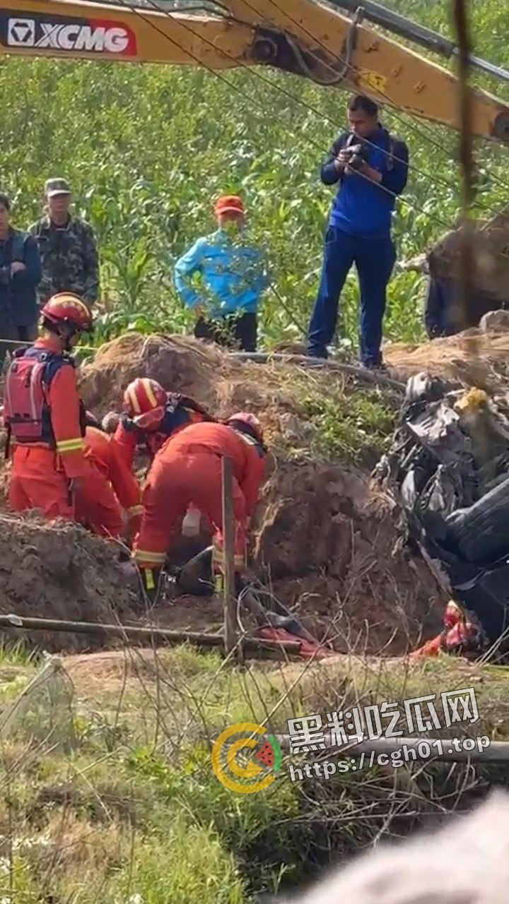 傣族精神小伙开车狂飙 喜提团灭 5人当场死亡 现场画面曝光 尸体叠罗汉-9