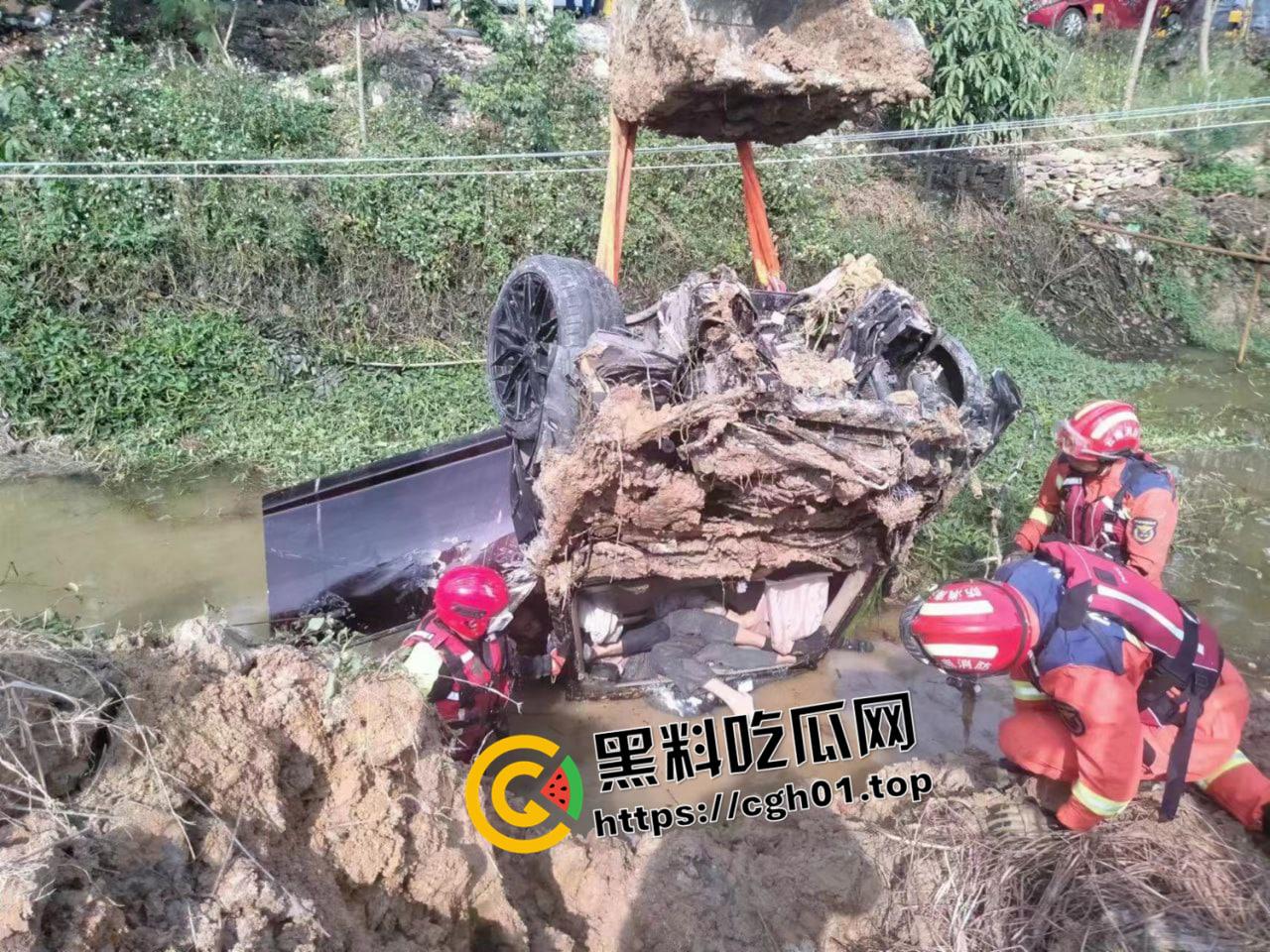 傣族精神小伙开车狂飙 喜提团灭 5人当场死亡 现场画面曝光 尸体叠罗汉-11