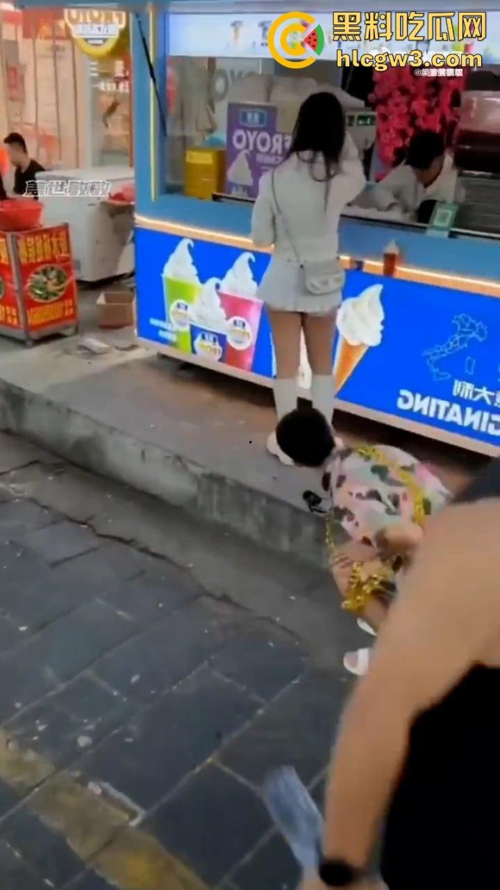 快手网红【祁天道】三亚户外直播 街边用竹签捅少女屁股 因诈骗入狱3年 出狱后毫无底线直播-9