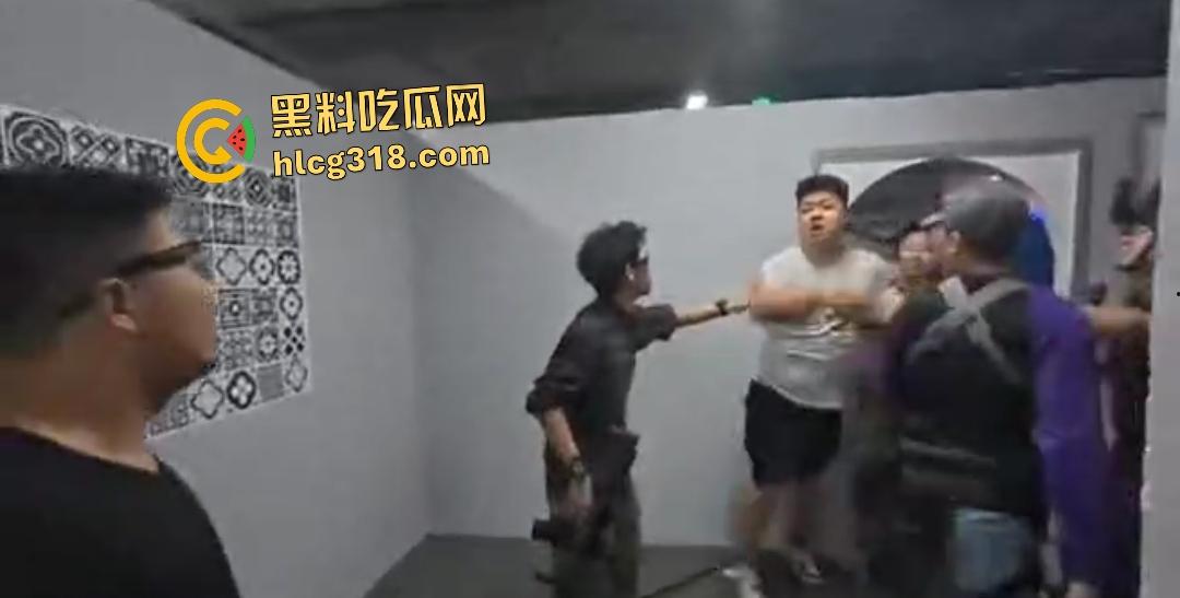 抖音【胖小悦】真人CS故意打人耍赖!黑衣侠见义勇为和胖妞男友起冲突!小仙女打不得?-4