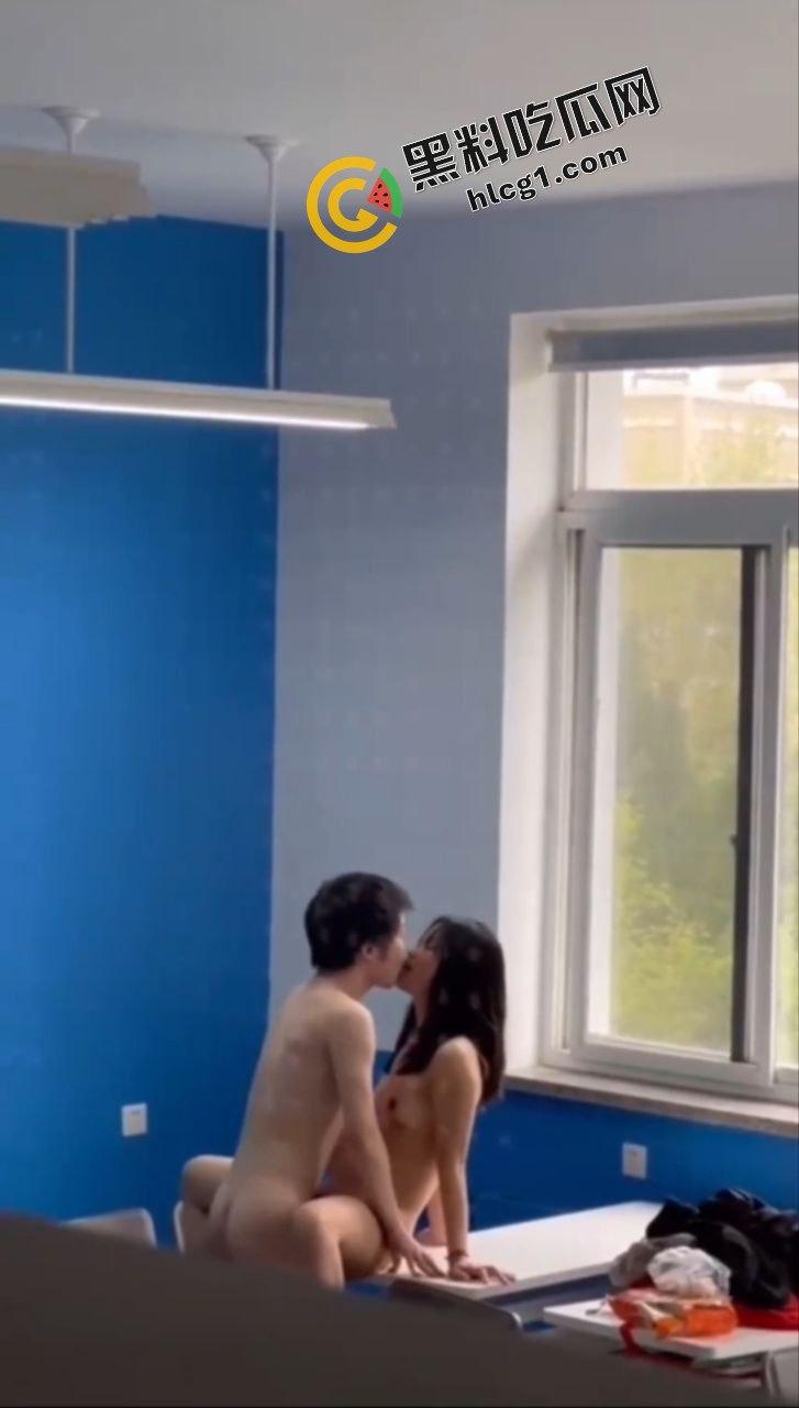 青春校园偷吃禁果大合集!教室 楼道发情做爱 一起来看看学生时期的悸动-2