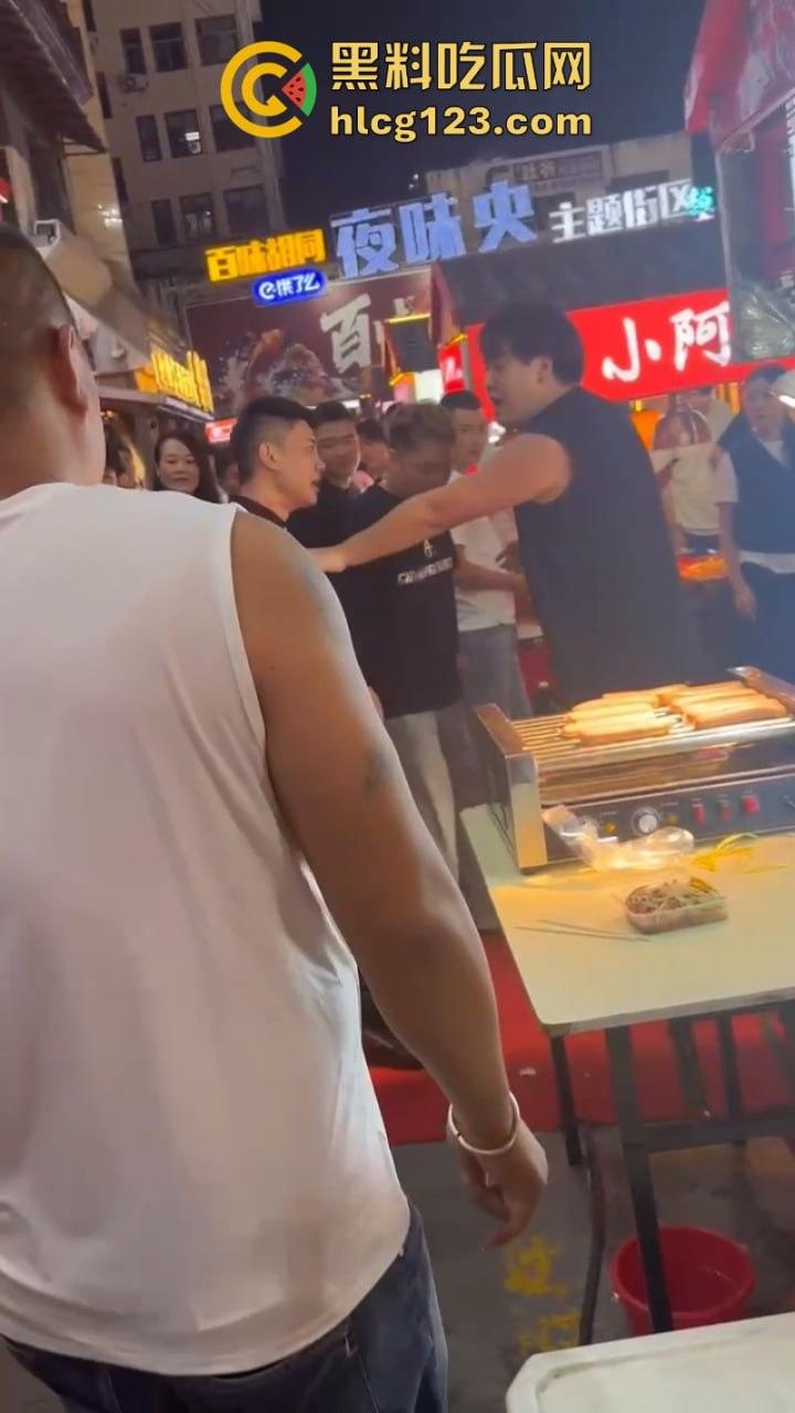 太暴力!网红【腾导】线下被真实打脸 边开直播边被揍想不火都难了!-1