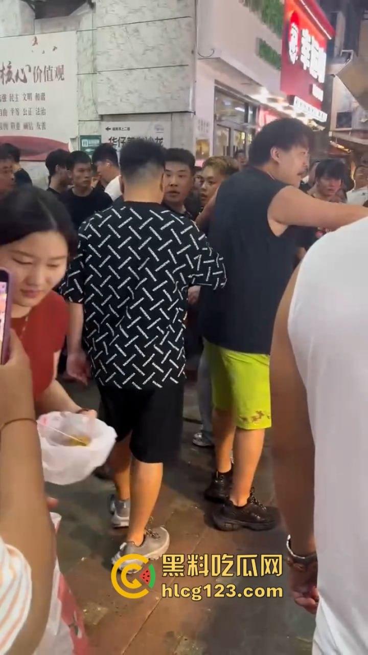 太暴力!网红【腾导】线下被真实打脸 边开直播边被揍想不火都难了!-3