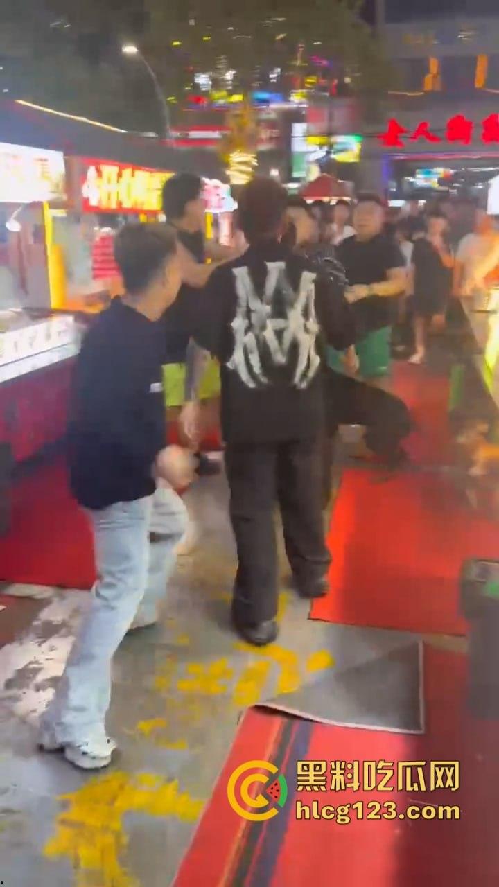 太暴力!网红【腾导】线下被真实打脸 边开直播边被揍想不火都难了!-6