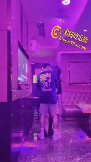 KTV包间里拥吻，衣着暴露的女同学深入短裤抚摸，卫生间激情口交站立后入打桩 ！-3