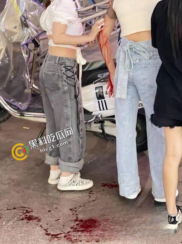 快手不知名小网红『鱼崽』街头现抓小三 提刀当街挥砍数刀 重伤小三-5