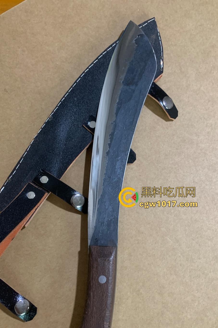 广东珠海黑衣疯狗握刀从保安亭砍翻VIVO店，红衣哥豹子般杀出过肩摔砸地骨裂砍刀飞十米，民警蜂拥铐走！-2