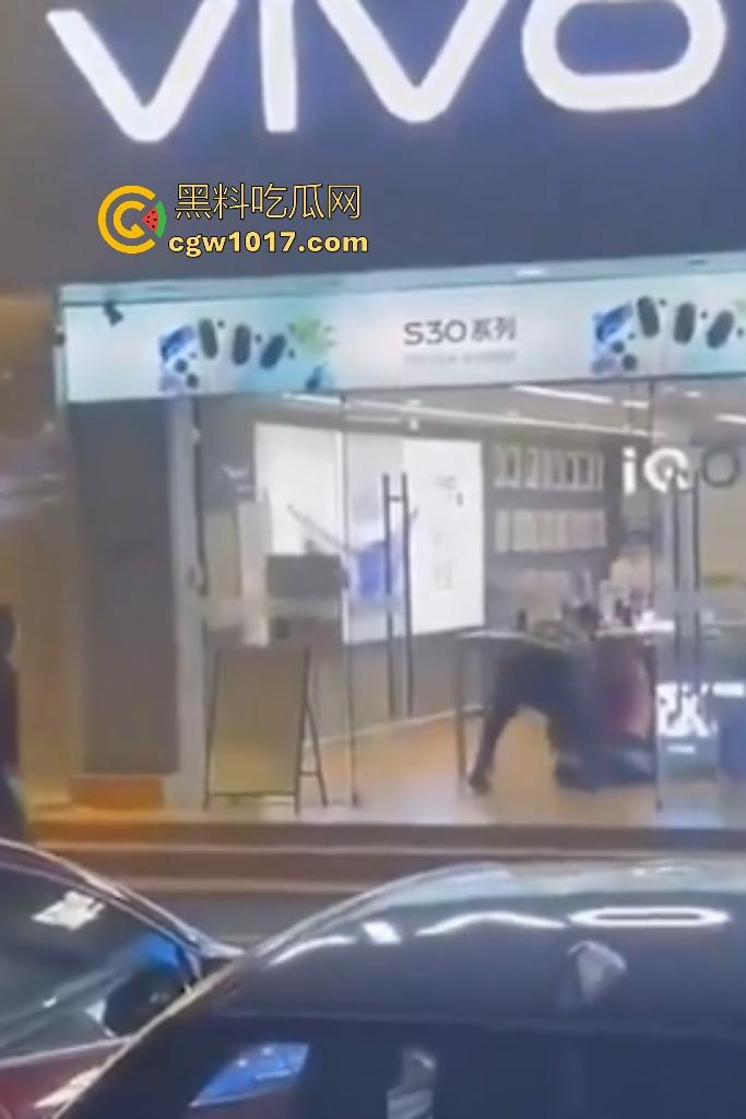 广东珠海黑衣疯狗握刀从保安亭砍翻VIVO店，红衣哥豹子般杀出过肩摔砸地骨裂砍刀飞十米，民警蜂拥铐走！-3
