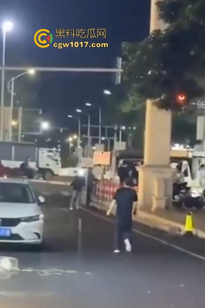 广东珠海黑衣疯狗握刀从保安亭砍翻VIVO店，红衣哥豹子般杀出过肩摔砸地骨裂砍刀飞十米，民警蜂拥铐走！-4