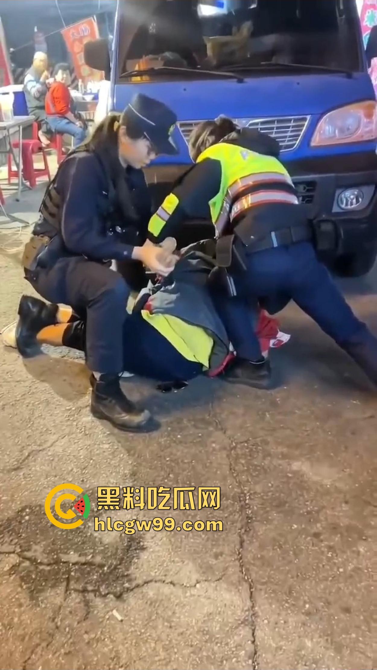 台湾女警爆表战斗力 酒懵子嘴还没嚷完就被一巴掌按翻锁喉 怕不是打醒了祖宗十八代！-4