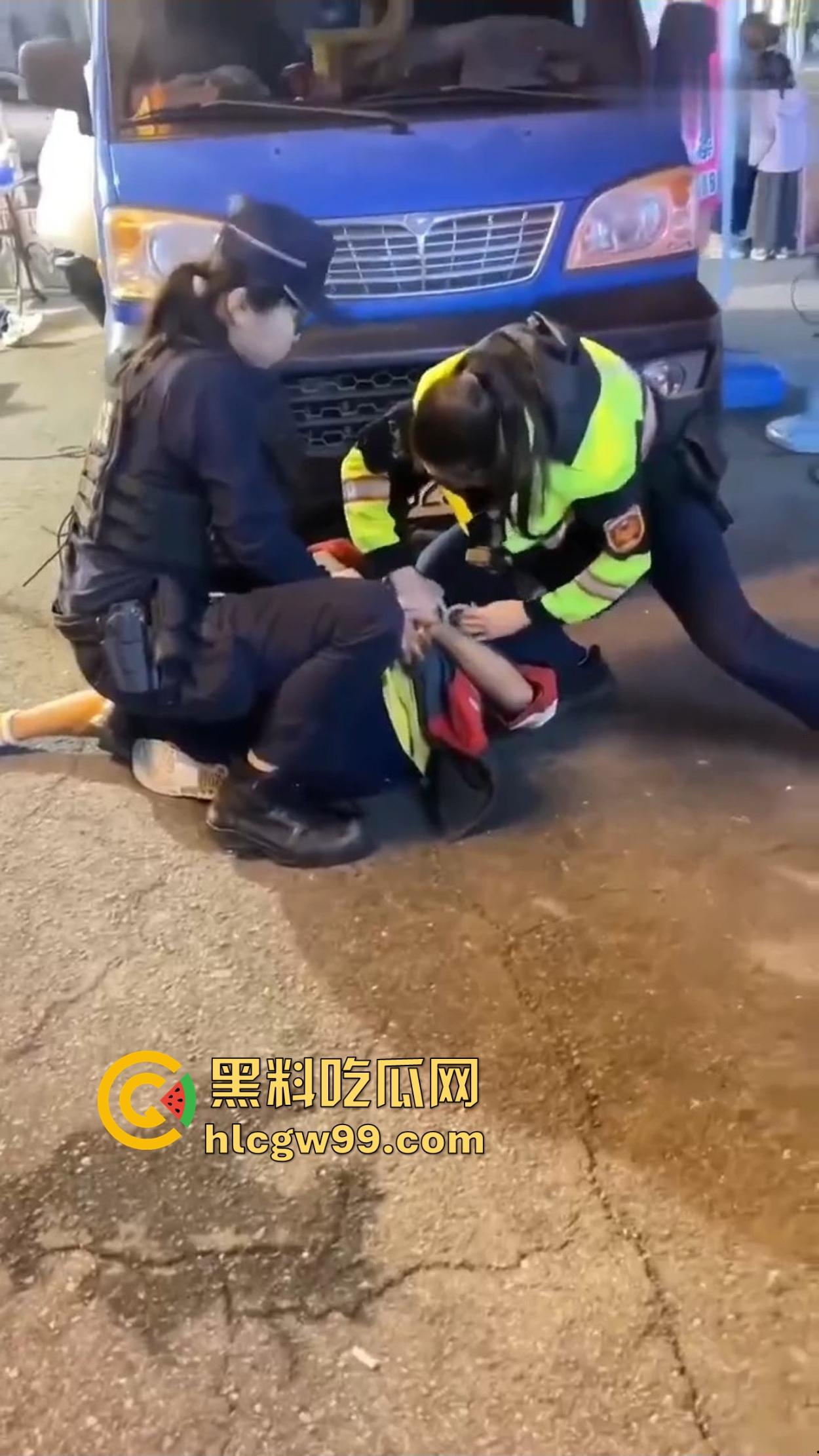 台湾女警爆表战斗力 酒懵子嘴还没嚷完就被一巴掌按翻锁喉 怕不是打醒了祖宗十八代！-6