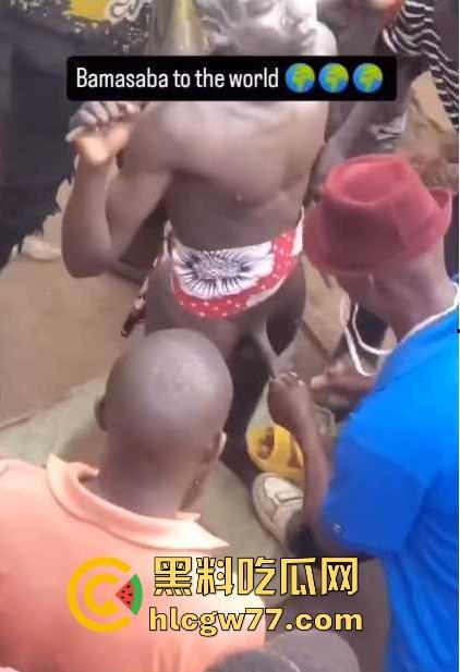 非洲部落割包皮 这也太生猛了吧 包皮一拉一刀下去直接割掉 这老哥全程面无表情!-2