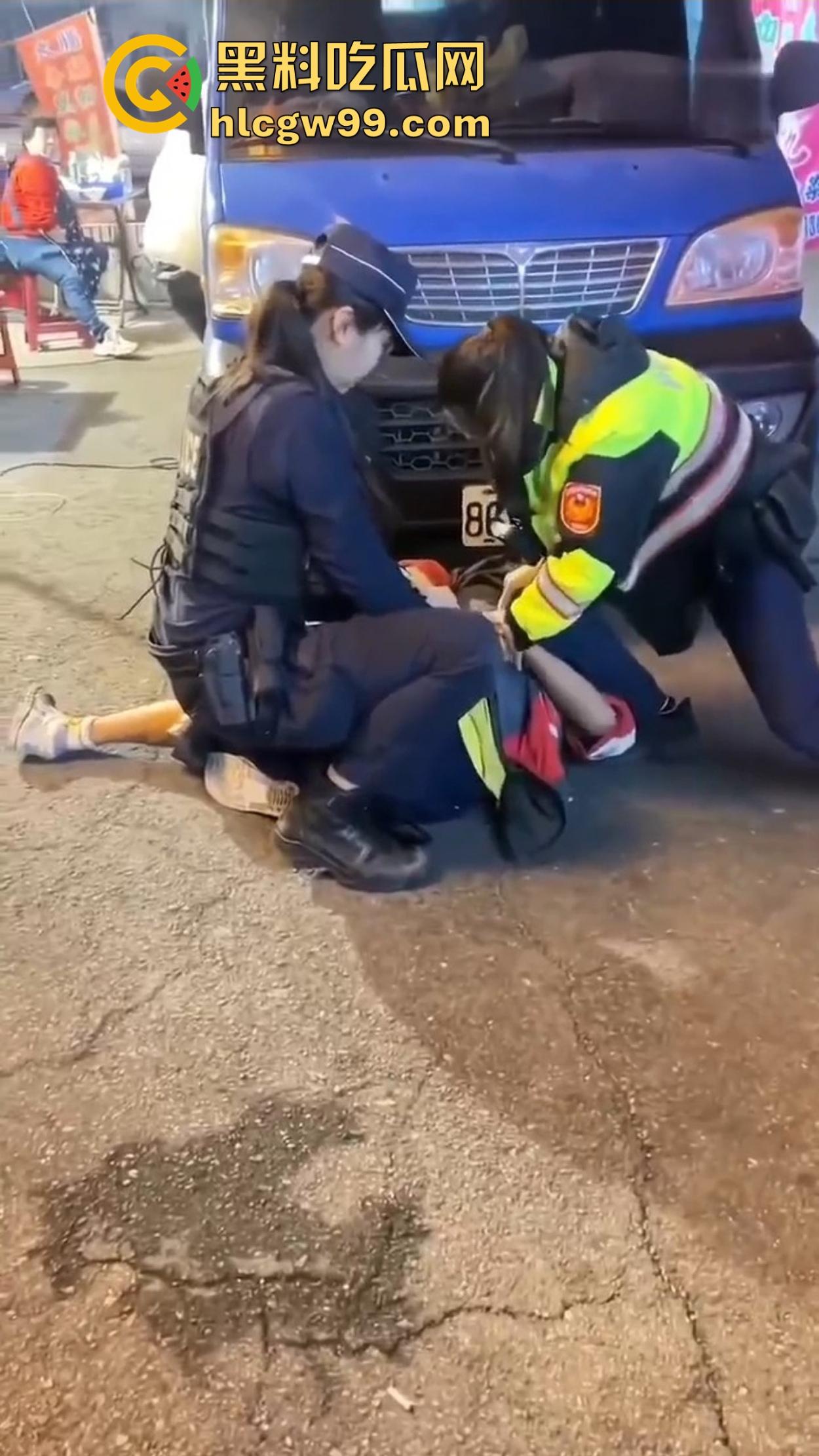 台湾女警爆表战斗力 酒懵子嘴还没嚷完就被一巴掌按翻锁喉 怕不是打醒了祖宗十八代！-8