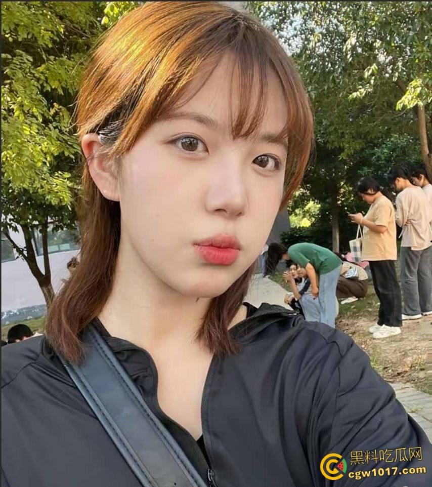 上海金融学院【刘敏】,露脸自拍惨遭前男友曝光,美乳骚逼嫩的如水,镜前跪地口交,蜜桃臀上位猛坐榨精!-3