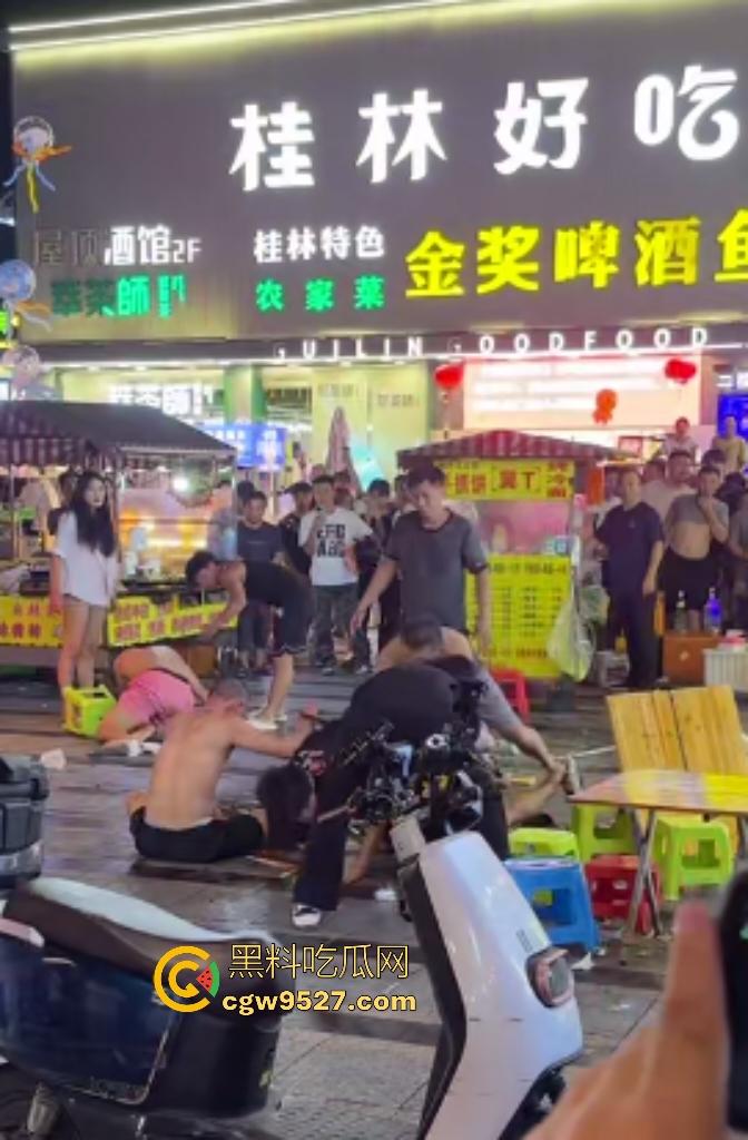 桂林正阳步行街血战爆发！两老汉调戏美女引男朋友群殴，塑料凳飞舞爆头，女友最后不忘怒踹头颅！-5