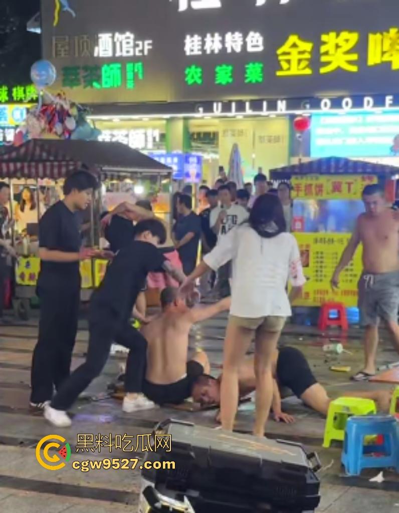 桂林正阳步行街血战爆发！两老汉调戏美女引男朋友群殴，塑料凳飞舞爆头，女友最后不忘怒踹头颅！-6