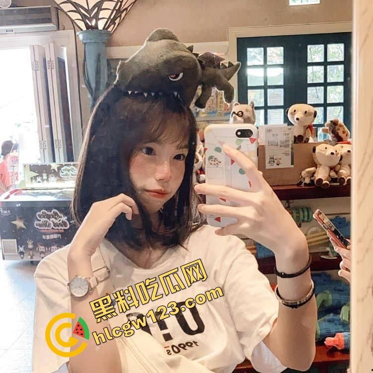 爸妈还在客厅看电视,弟弟偷偷溜进姐姐闺房强上亲姐,操的姐姐忍不住大叫...竟差点被爸妈发现!-3