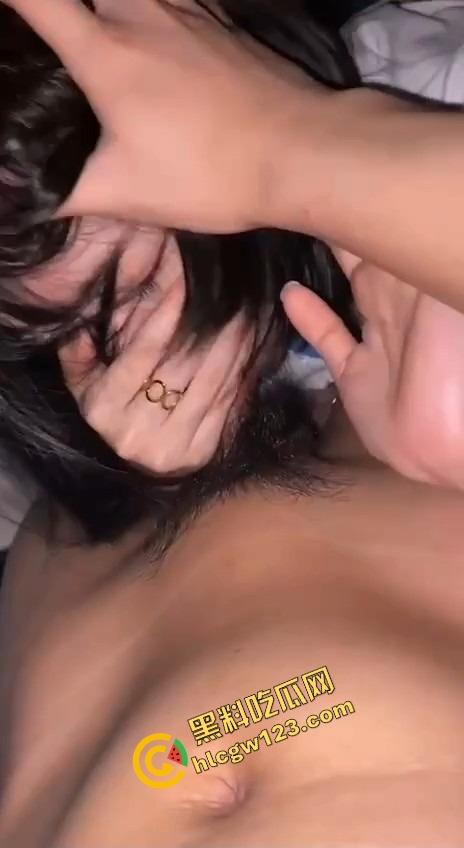 爸妈还在客厅看电视,弟弟偷偷溜进姐姐闺房强上亲姐,操的姐姐忍不住大叫...竟差点被爸妈发现!-5