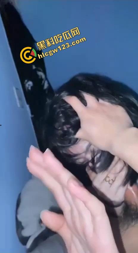 爸妈还在客厅看电视,弟弟偷偷溜进姐姐闺房强上亲姐,操的姐姐忍不住大叫...竟差点被爸妈发现!-6