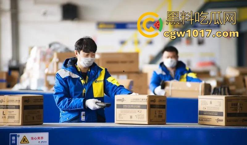 德邦物流野战视频曝光!送快递给少妇送到小树林野战,裤子一扒激情开干,后入打桩猛操边操边笑,麻烦给个好评!-1