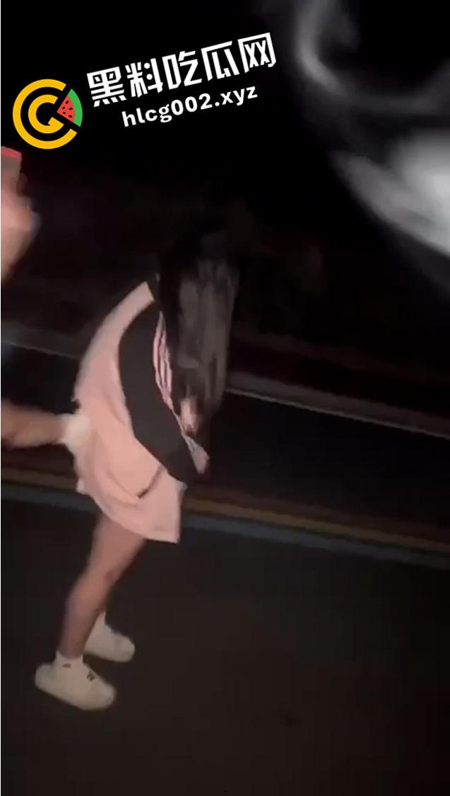 河南新县女孩被霸凌原视频  扇脸 吃烟头 飞踹 精神小妹们下手太狠了-4