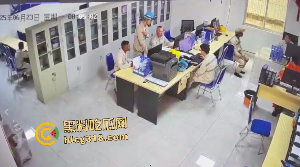 刀仔偷袭工程办公室!员工因看见领导偷情自己老婆的视频连桶数刀报复领导逃逸,这才是真男人啊!-1