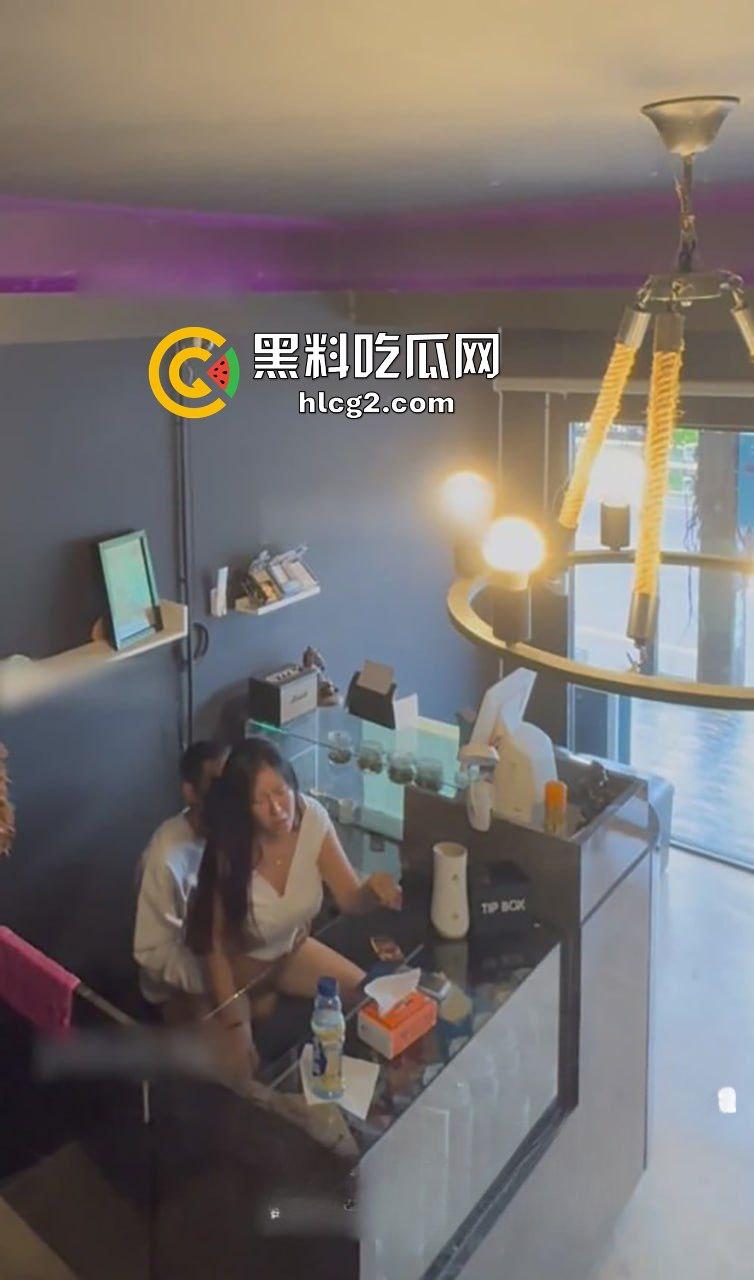 抖音G奶风骚少妇『李雅』前台收银柜台女上位榨精老板 大雷在空中乱甩 监控实拍最新流出-11