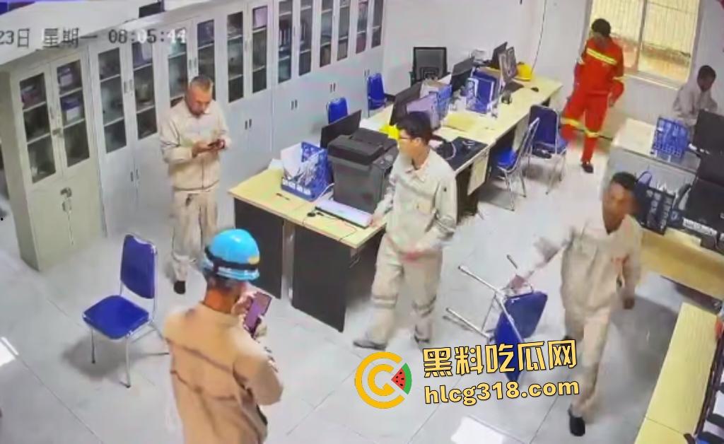 刀仔偷袭工程办公室!员工因看见领导偷情自己老婆的视频连桶数刀报复领导逃逸,这才是真男人啊!-8