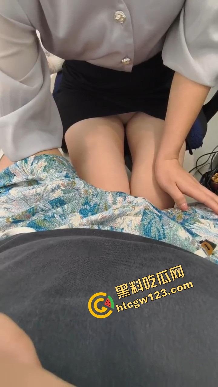 全公司都吃饭去了，只有我在工位被榨成豆腐脑，谁说办公室不能做爱？她一坐腿上直接开摸，肾保健逼我射！-6