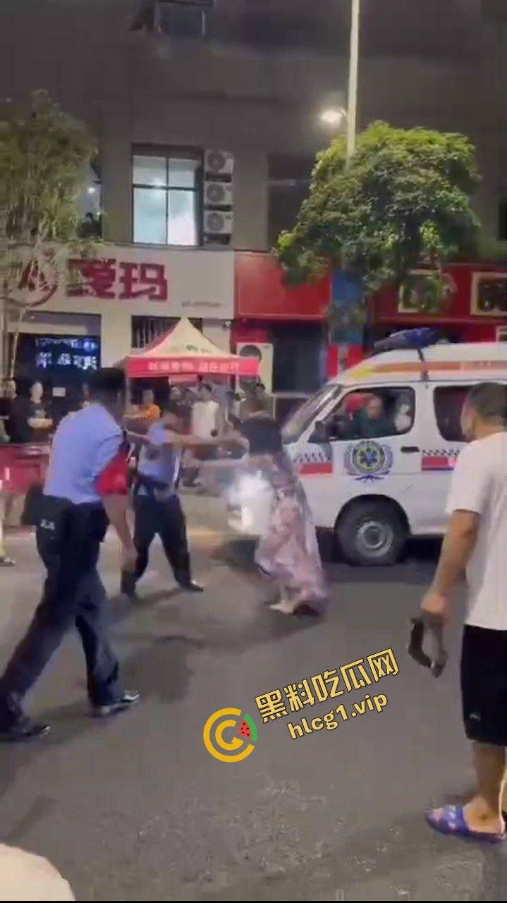 逆了苍天！重庆龙湖美岸 惊现疯癫女！与警察玩捉人游戏！爆笑现场！-3