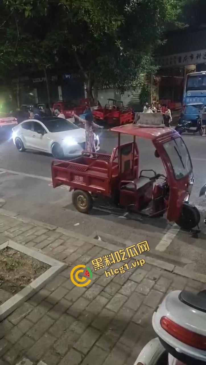 逆了苍天！重庆龙湖美岸 惊现疯癫女！与警察玩捉人游戏！爆笑现场！-6