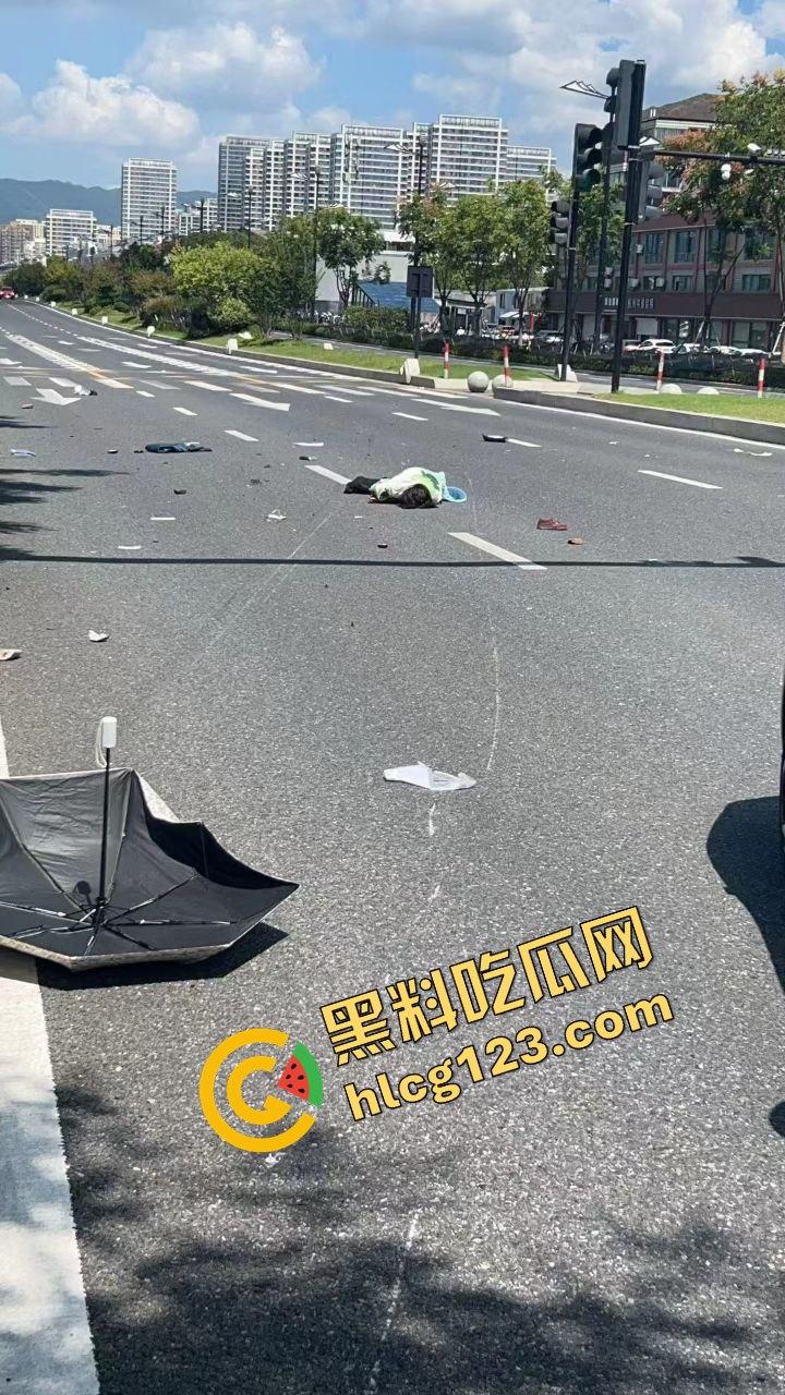 新能源车一脚油门直接把电动车撞飞！这速度是开的有多快？-5