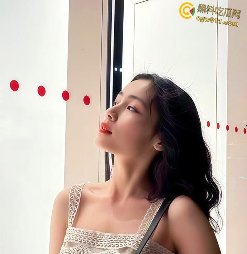 河南高颜值女友【刘敏佳】，遭前男友恶意曝光，出租屋跪舔侍奉，樱桃小嘴裹满龟头，口技精湛堪比专业站街女！-2