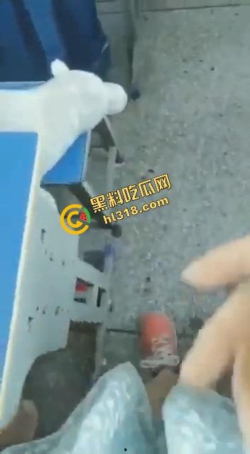 小学女教师讲台自慰，真空大黑逼插笔作妖，手都捏麻了还舍不得停，学生作业还没改完自己先高潮！-7