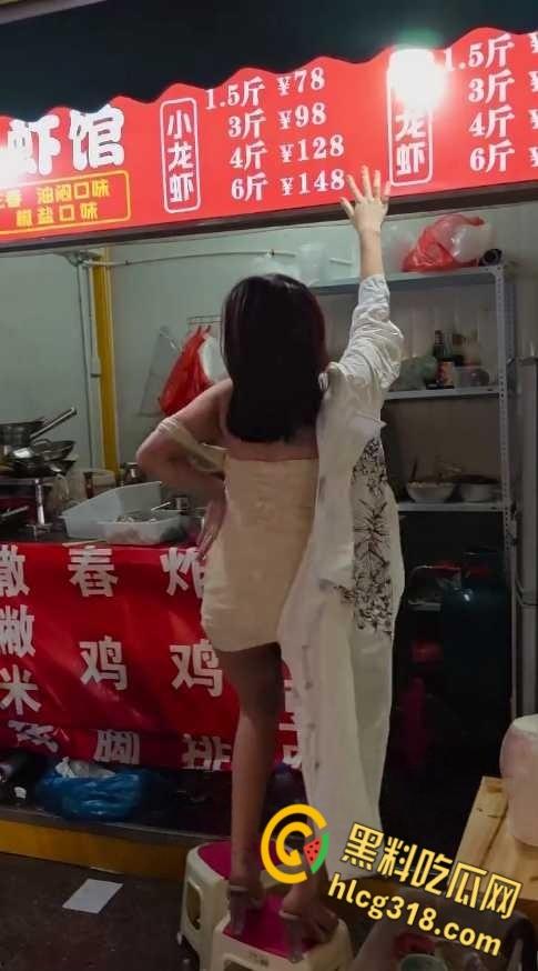 现在生意太难做了，卖龙虾的老板娘做起热舞女郎，小板凳一搭就是舞台，跳个艳舞让食客大饱眼福！-4