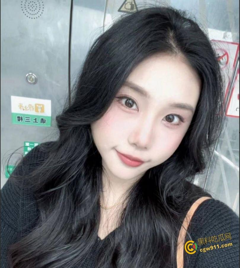 浙江舟山新婚人妻【胡娜】，少妇口活就是好，床上各种姿势深喉口交，穿着开档丝袜被暴力抽插骚穴！-2