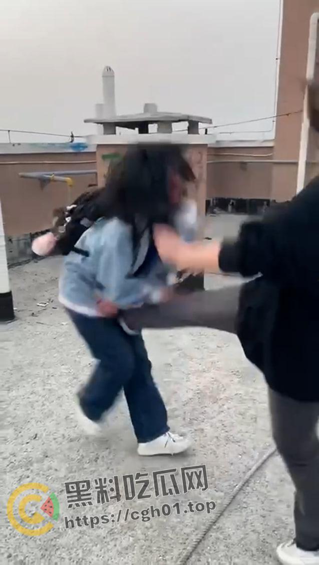 霸凌合集！楚楚动人的清纯小美女被打哭 飞踢 啤酒灌逼 颜值最高的一集 （十五）-6