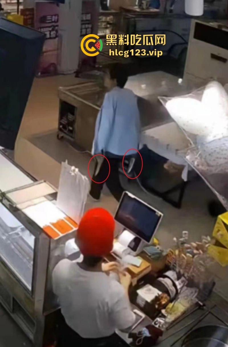 “古有双枪老太婆 现有双刀老太公”上海松江区庙前街沃尔玛商城发生随机砍人事件！目击第一现场！-1