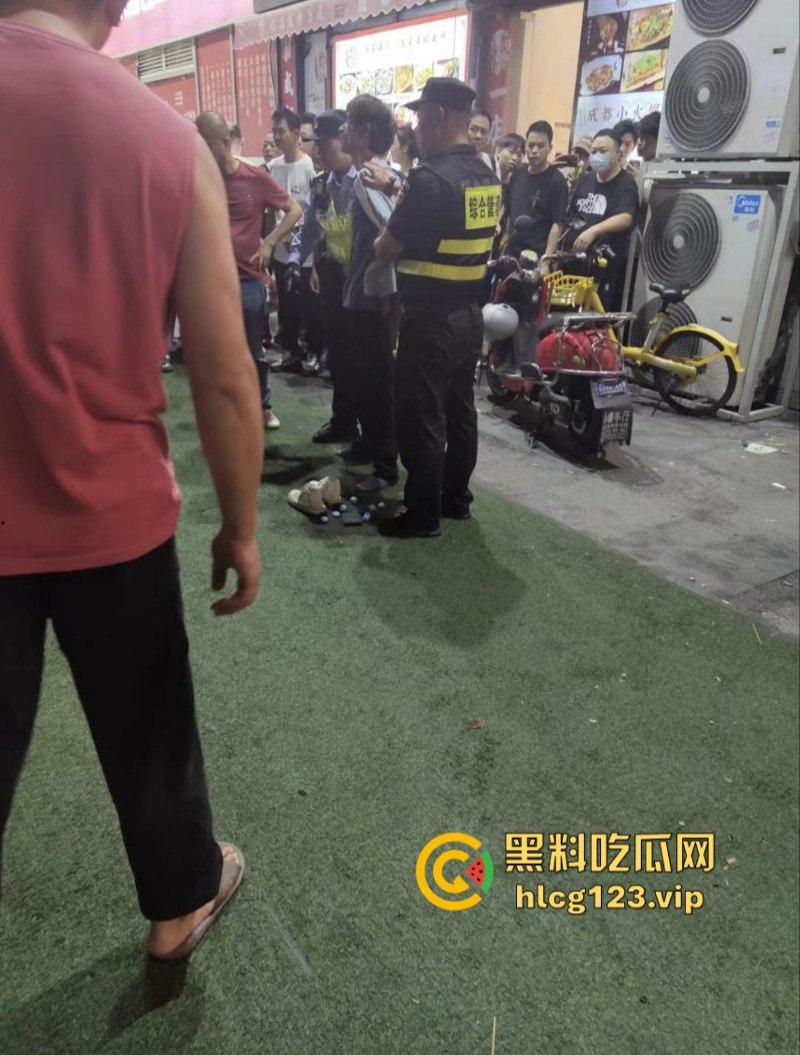 “古有双枪老太婆 现有双刀老太公”上海松江区庙前街沃尔玛商城发生随机砍人事件！目击第一现场！-7