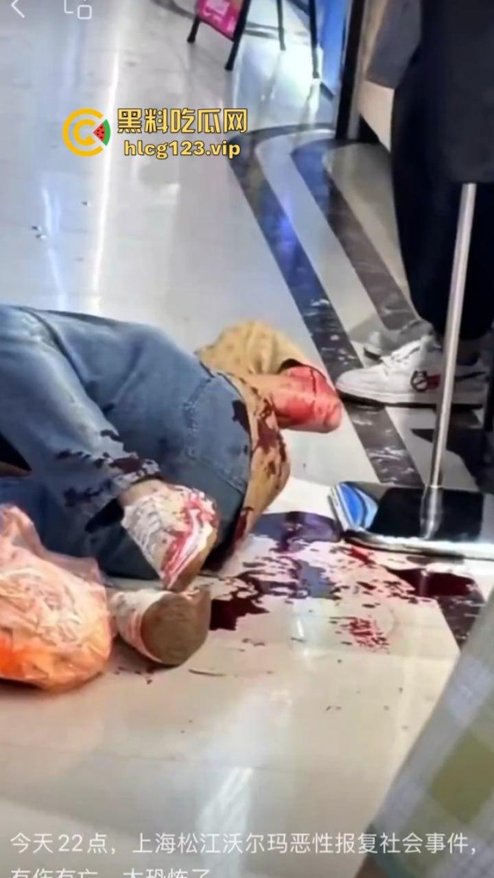 “古有双枪老太婆 现有双刀老太公”上海松江区庙前街沃尔玛商城发生随机砍人事件！目击第一现场！-10