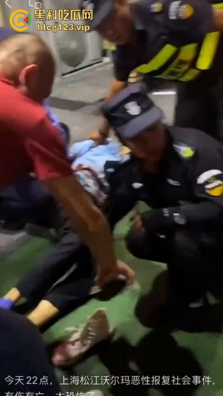 “古有双枪老太婆 现有双刀老太公”上海松江区庙前街沃尔玛商城发生随机砍人事件！目击第一现场！-11